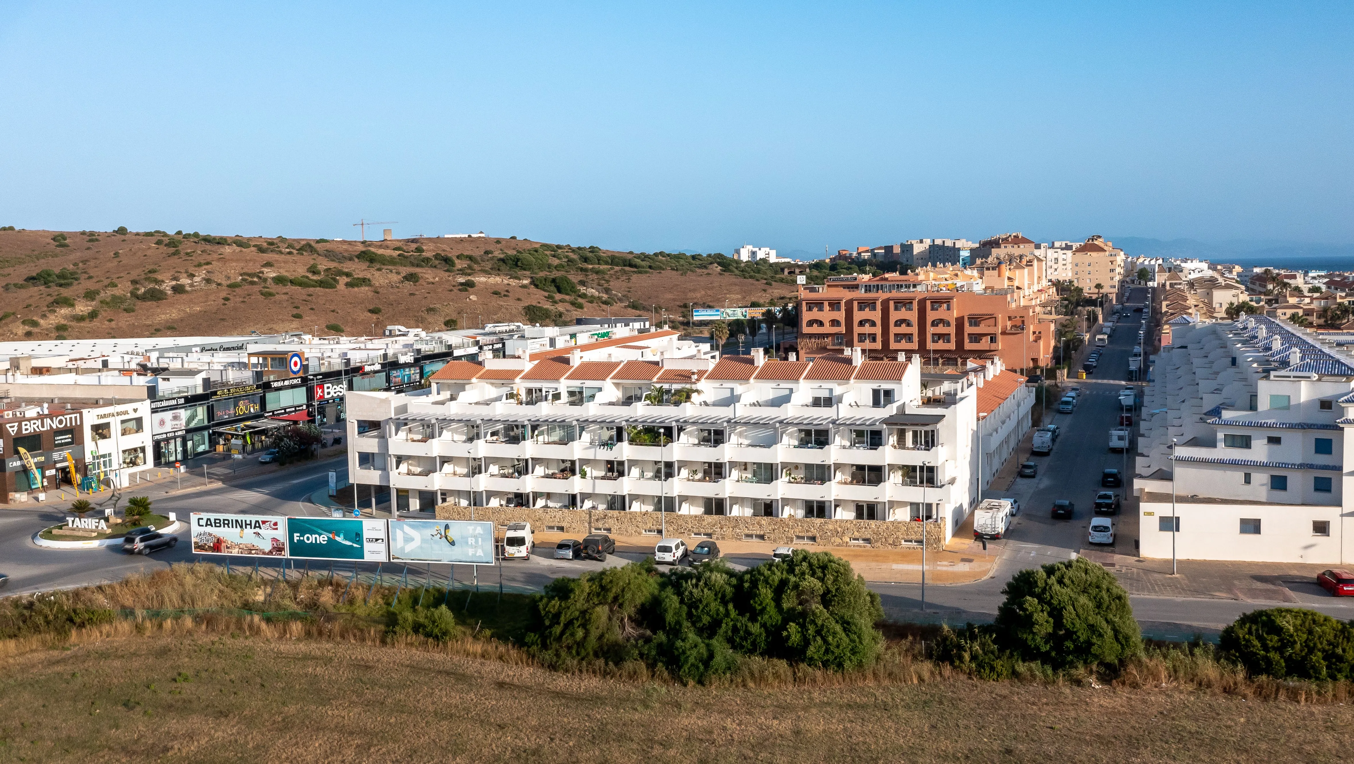 El edificio del apartamento, con las tiendas de kite enfrente
