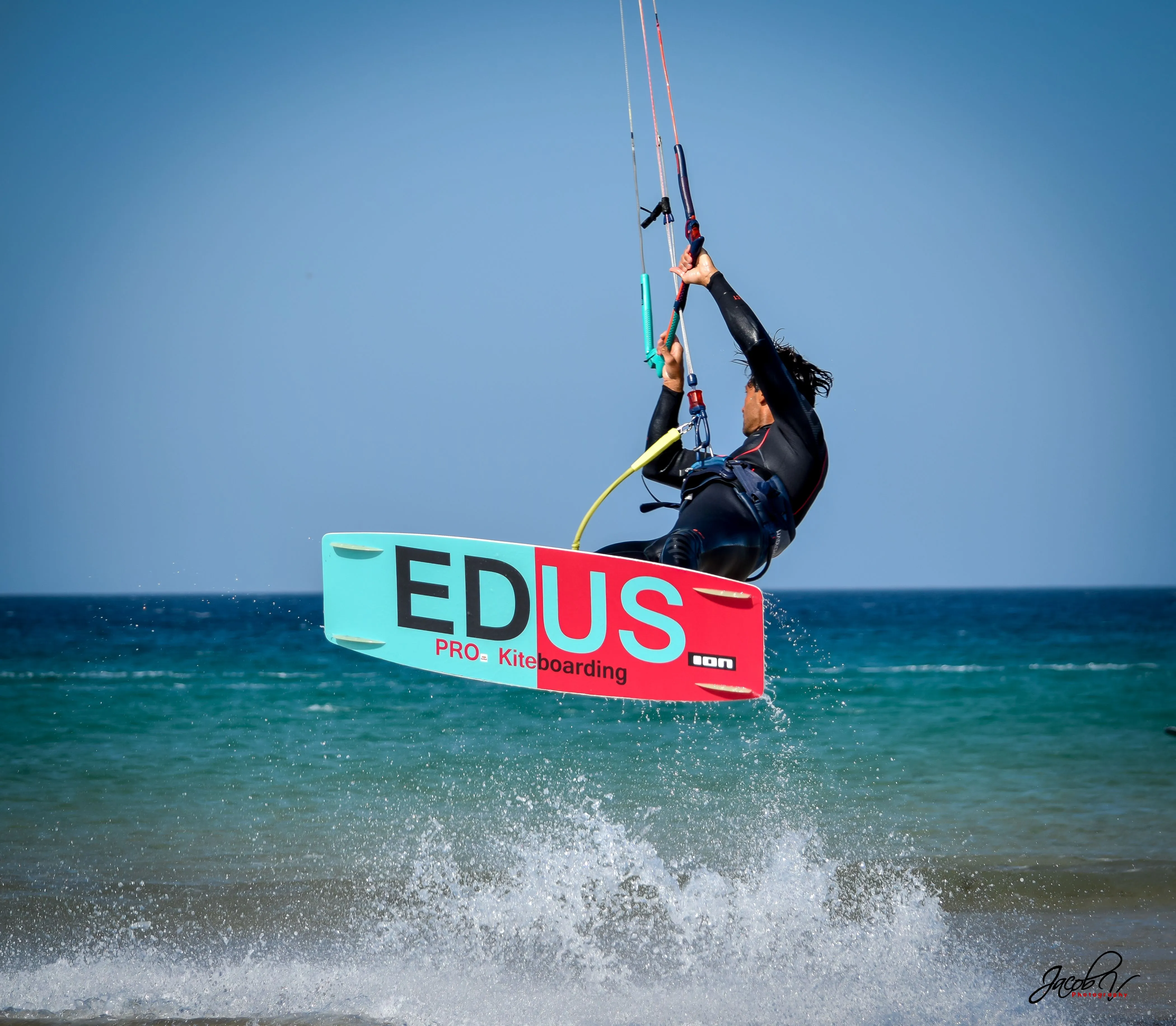 Kitesurfista saltando frente a la playa en Tarifa