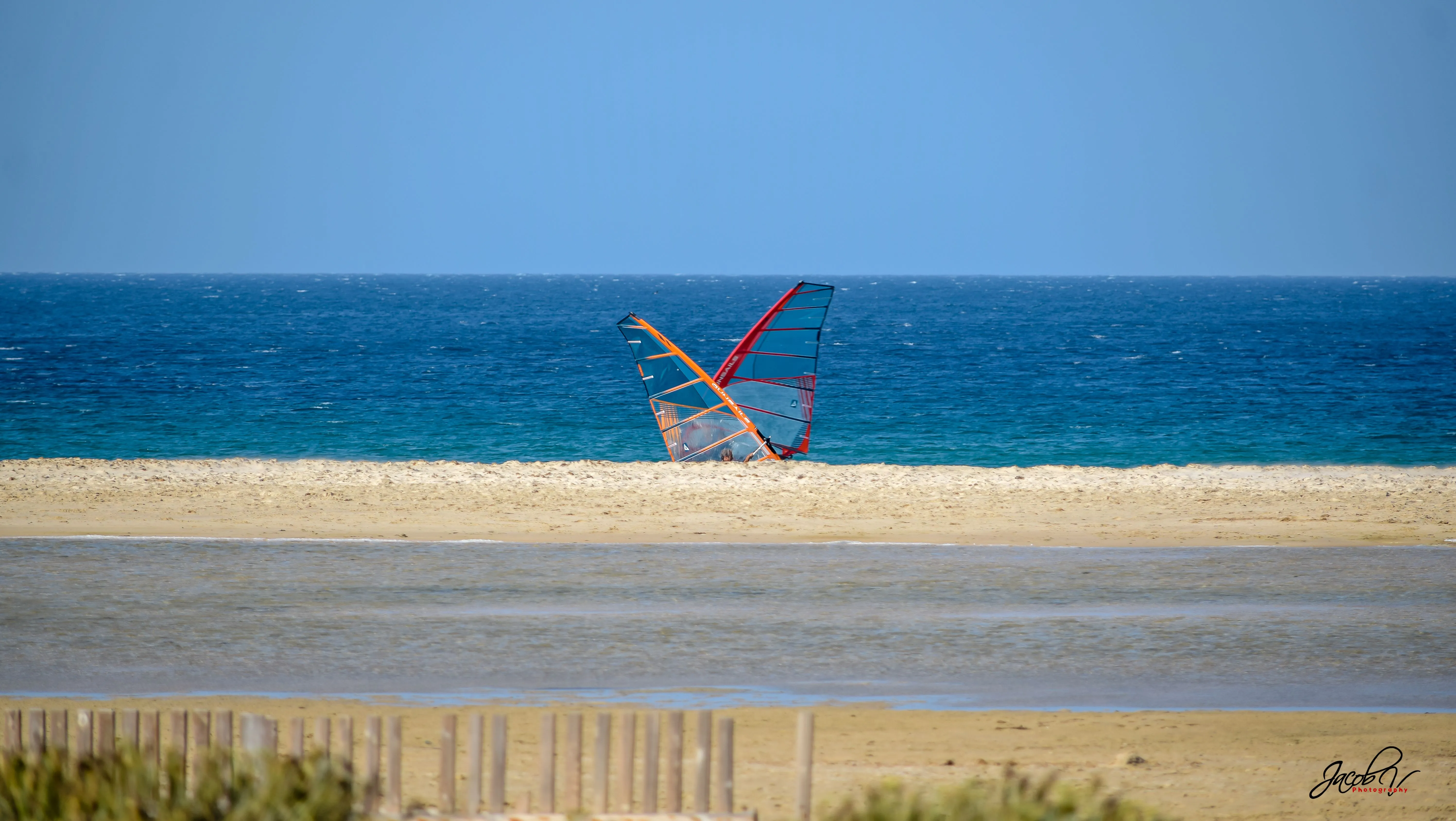 Windsurfistas a la orilla del agua
